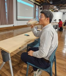 成大工設系陳璽任主任示範使用 hó-lim Suí 免吸管透飲杯