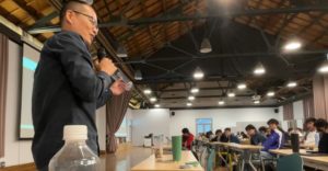 本會陳劭農理事長分享 hó-lim Suí 免吸管透飲杯在塑膠射出上的困難