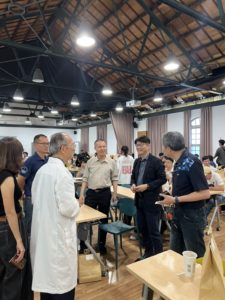 圖二：演講前，與會嘉賓與講者相見歡。
