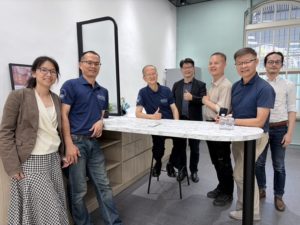 圖四：會後與講者進行意見交換。